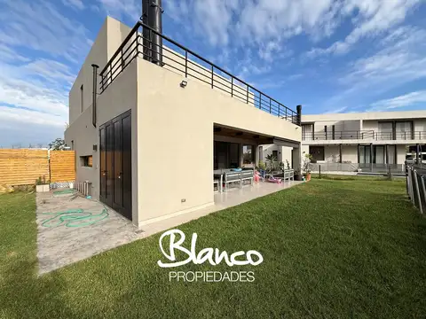 Casa en Venta con 3 cocheras
