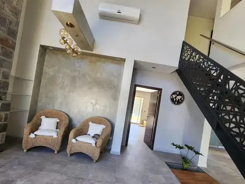 Casa en Venta con 3 cocheras