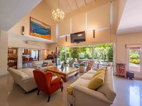 Casa en Alquiler con 3 cocheras