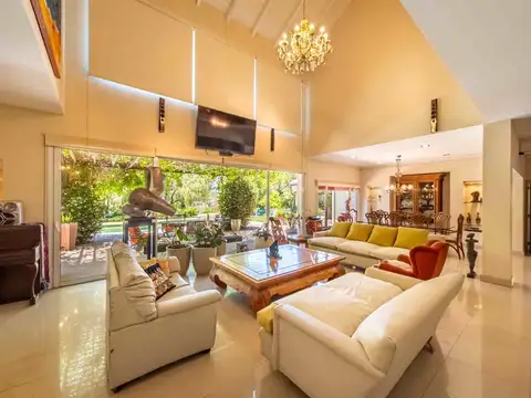 Casa 15 ambientes con 5 baños