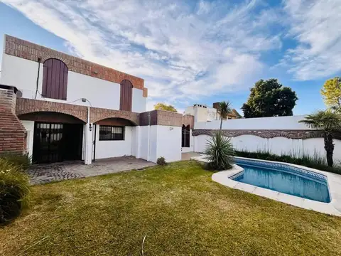 Hermosa casa en venta en Barrio Urca- Apta Crédito