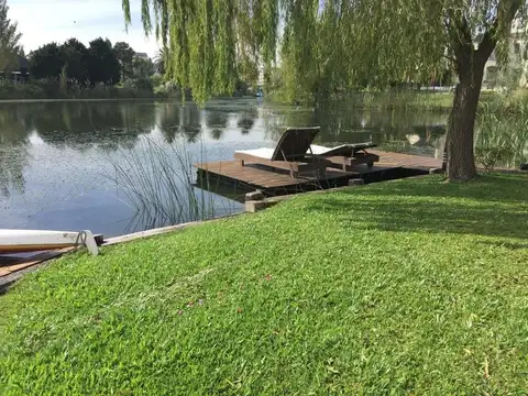 VENTA en Los Castores, Nordelta, Casa al agua, 3 Dormitorios.