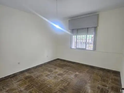 San Luis  5500 casa al frente esquina, 2 dormitorios, entrada vehicular, espacio aereo