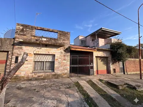 VENTA CASA 3 AMBIENTES COCHERA PATIO TERRAZA
