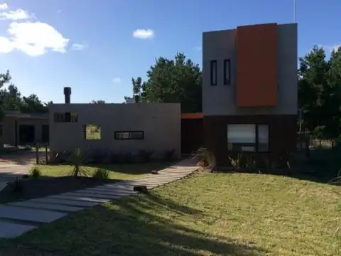Casa en venta - 4 Dormitorios 3 Baños - 2000mts2 - Costa Esmeralda