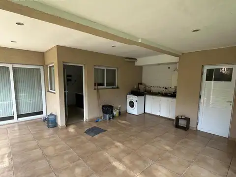 Casa en Alquiler con 4 cocheras