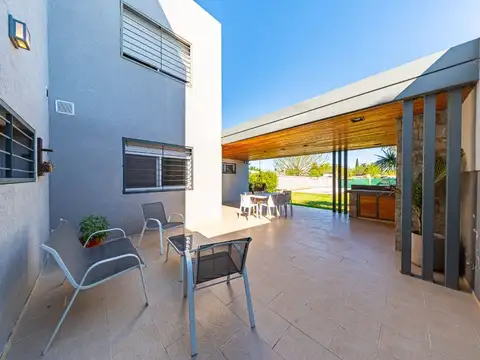 CASA EN VENTA P. ESTHER 3 DORMITORIOS