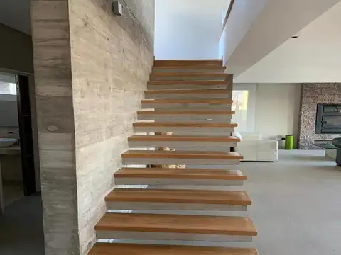 Casa 6 ambientes con 5 baños