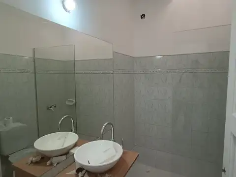 Hermosa casa pleno centro Granadero Baigorria (proceso final de reciclado y renovación completa)