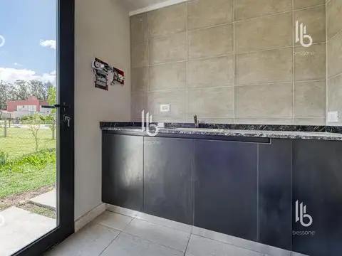Casa 4 ambientes con 2 baños