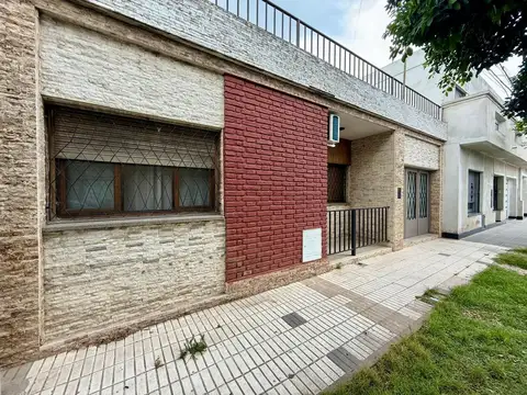 Casa de dos dormitorios, patio y terraza