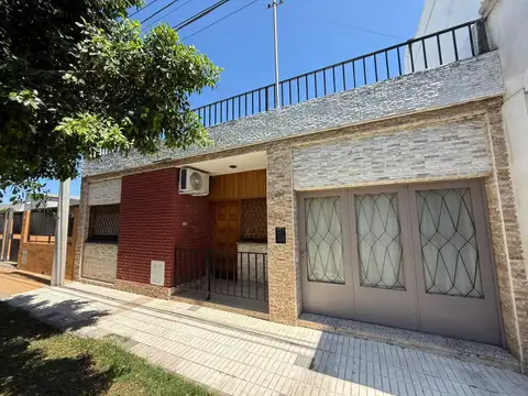 Casa de dos dormitorios, patio y terraza.