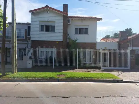 CHALET EXCEL.  3 DORM.EN LO MEJOR DE HAEDO GARAGE P/2 AUTOS