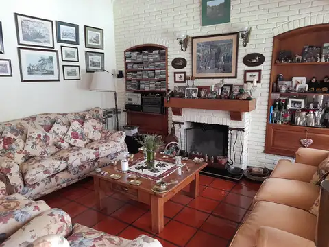 EXCELENTE CASA EN EXCELENTE UBICACIÓN - GRAN CATEGORÍA - Adrogue