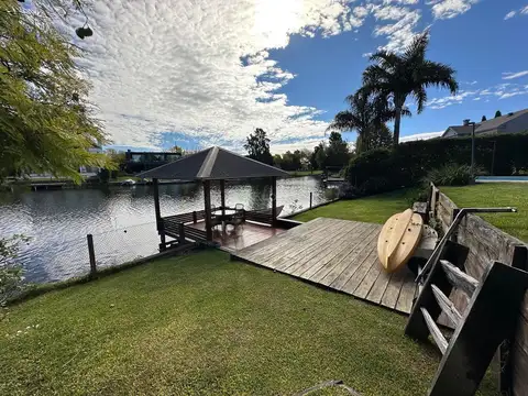Casa en Venta con 2 cocheras