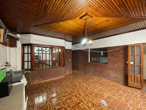 Casa 8 ambientes con 3 baños