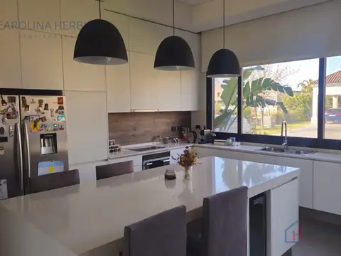 Casa 5 ambientes con 3 baños
