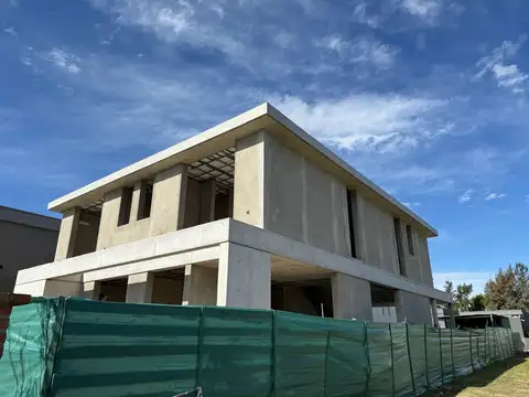 Casa en Venta con 4 cocheras