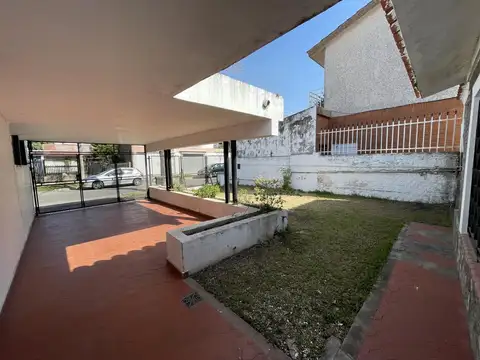 CASA DE 3 DORM CON COCHERA, JARDIN Y QUINCHO EN VENTA