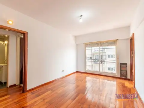 Venta de departamento de dos ambientes con balcón en Ramos Mejía