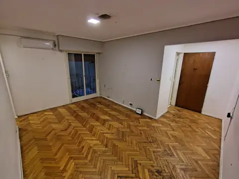 AV. CÓRDOBA Y J. JAURES. Dos ambientes internos APTO PROFESIONAL.
