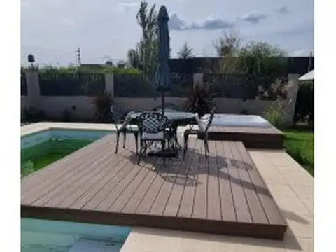 Casa en Alquiler con 2 cocheras