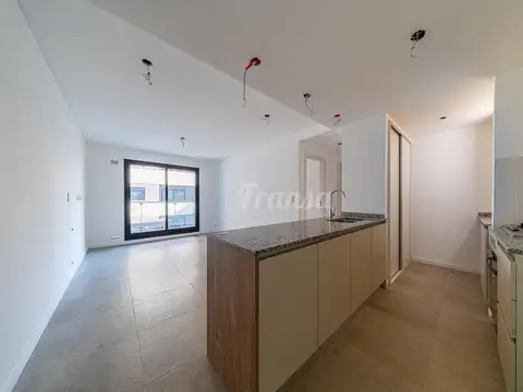 Centro | Departamento de 1 dormitorio con balcón y parrillero propio, cochera y amenities