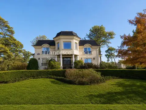 Residencia estilo francés con parque de 3200 m2 en Country San Diego