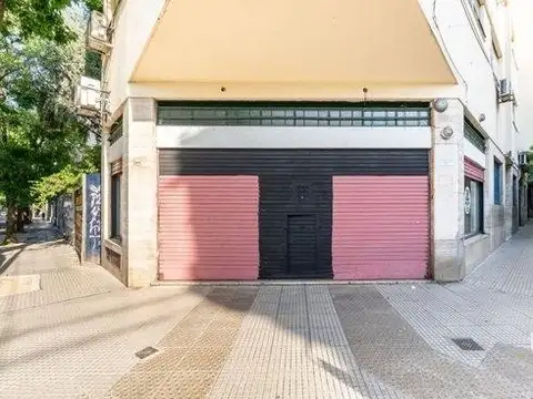 Venta local en esquina con 2 vidrieras Monserrat