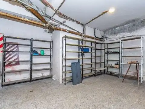 Venta local en esquina con 2 vidrieras Monserrat