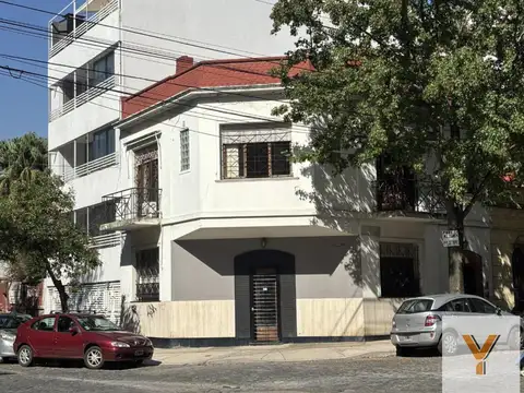 Casa en venta - 4 Dormitorios 2 Baños - Chacarita