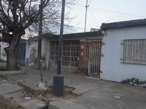 Casa a la venta a metros de Av. Peñaloza
