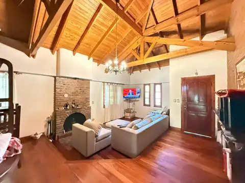 Casa 6 ambientes con 2 baños