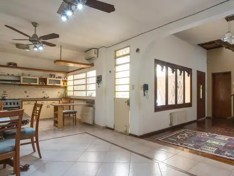 VENTA/PERMUTA Casa 3 dormitorios con cochera doble y patio, Saladillo, Rosario.-