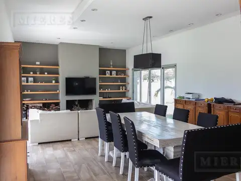 Casa en venta sobre lote interno con vista al golf en Area 2 San Sebastian, Loma Verde