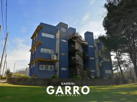 Departamento de tres ambientes en alquiler anual.