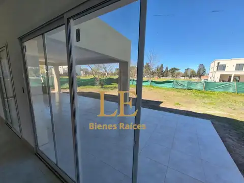 Casa en Venta con 3 cocheras