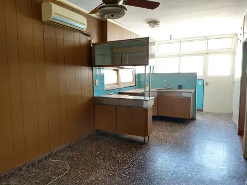 Casa 8 ambientes con 2 baños