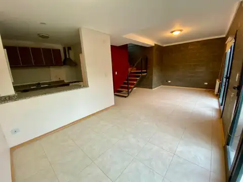 Depto Tipo Casa en Alquiler de 3 ambientes