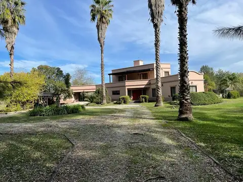 Casa en venta - 4 Dormitorios 3 Baños - Cocheras - 15.040Mts2 - Campos de Roca