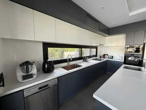 Casa en venta tres suites en Marinas al lago Puertos