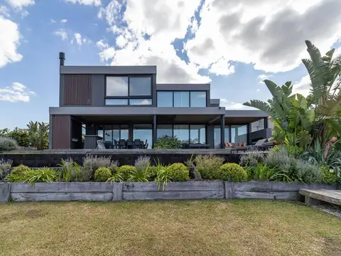 Casa en venta tres suites en Marinas al lago Puertos