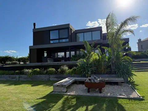 Casa en venta tres suites en Marinas al lago Puertos