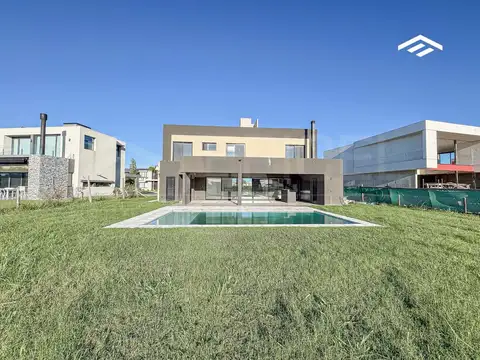 Casa 5 ambientes con 4 baños