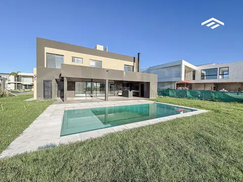 Casa en Alquiler con 2 cocheras