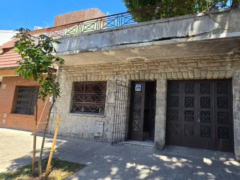 VENTA CASA 5 AMB. CON COCHERA, PATIO Y TERRAZA A REFACCIONAR