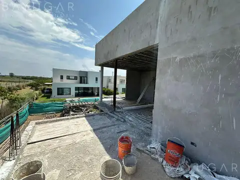 Casa en Venta con 4 cocheras