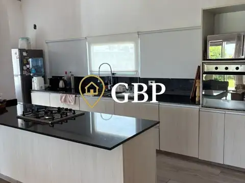 Casa en Alquiler con 3 cocheras