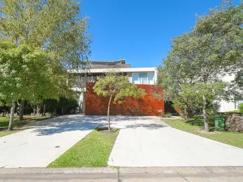 Casa en Venta con 2 cocheras