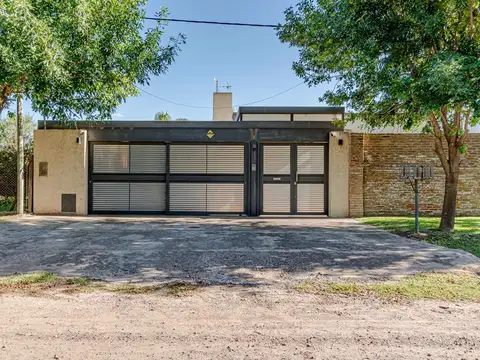 VENTA - Casa de 2 dormitorios con cochera y jardín. Funes City. APTO CRÉDITO.